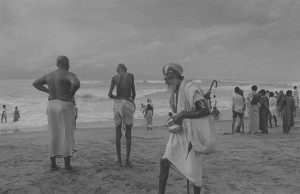 © Hiroh Kikai - Un sādhu marchant sur la plage (Pûri, 1996)